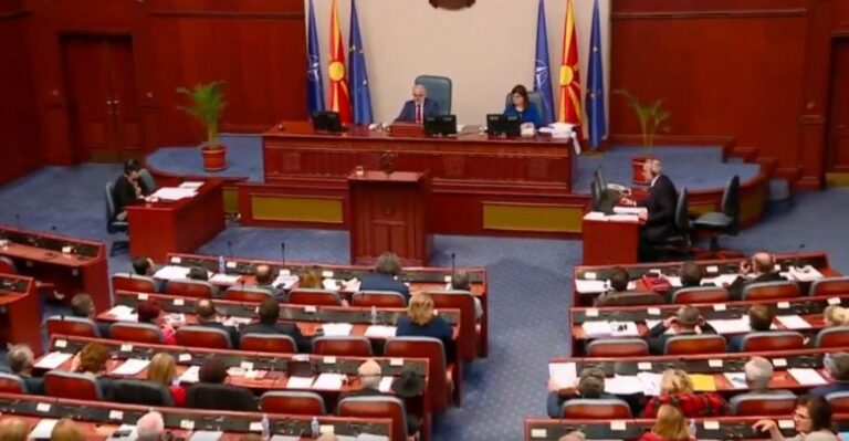 Votimi për shpërndarjen e Kuvendit/ Ndërpritet seanca në Maqedoninë e Veriut, paralajmërohet padi penale ndaj Talat Xhaferit