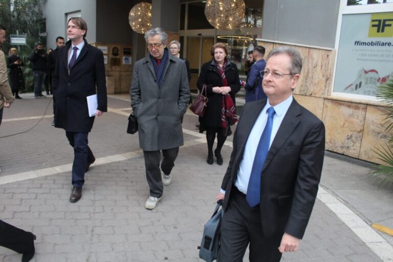 Delegacioni i “Venecias” mbyll vizitën në Tiranë për “Kushtetuesen”