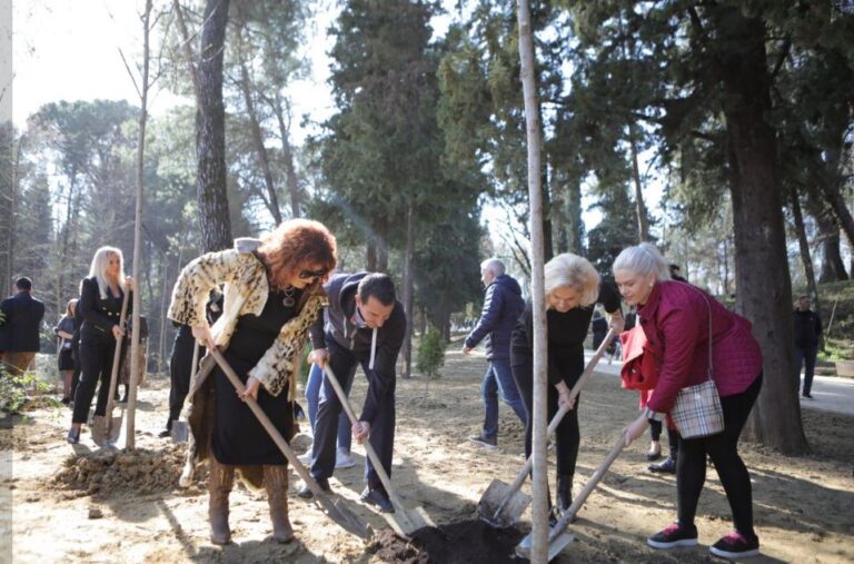 Krijohet kopshti i Nexhmije Pagarushës te Parku i Liqenit, artistët nga Kosova mbjellin 100 pemë