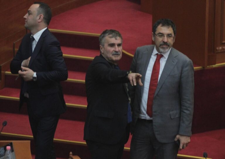 “Donte të bënte skandal”, Gjuzi zbulon bisedën me Alimadhin pas sherrit në Kuvend, çfarë i thanë Gardës
