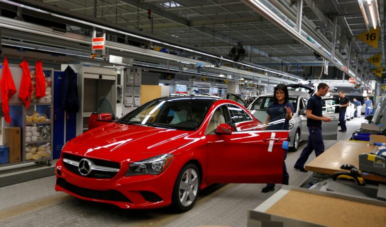 “Mercedes-Benz” do të pushojë nga puna 15 mijë punëtorë: Mësoni arsyet e largimeve masive
