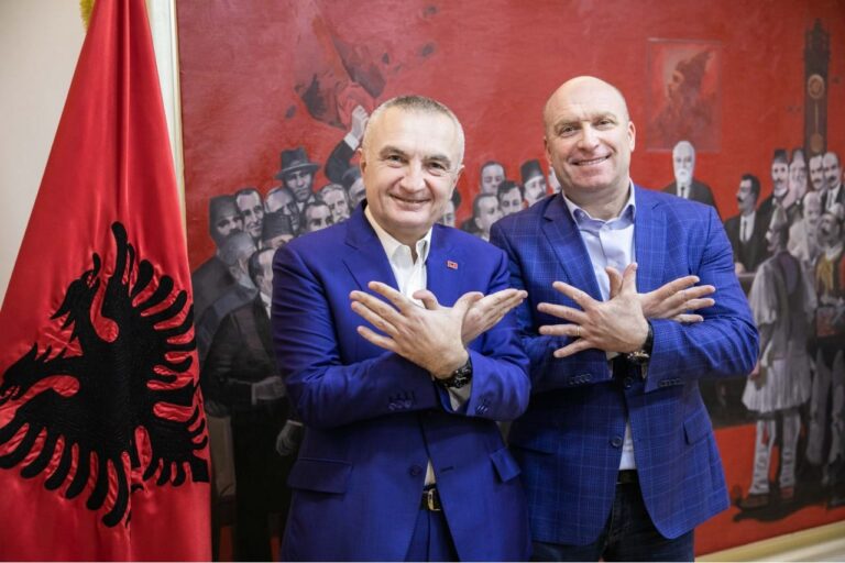Heroi i komandove shqiptare vjen nga SHBA për manifestimin e 2 marsit: Të mbrojmë Kushtetutën, siç e mbrojnë amerikanët