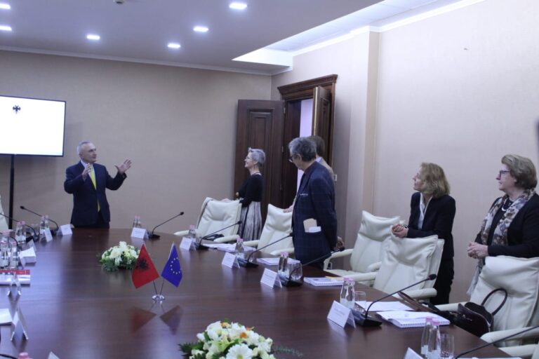 Meta pret Komisionin e Venecias: Ngërçin e Kushtetueses e zgjidhin dhe dy fëmijë të klasës së parë