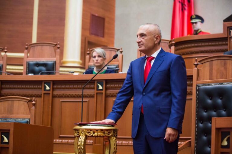 Presidenti Meta publikon foton me dorën mbi Kushtetutë: Më 2 mars vetëm me flamuj kuq e zi për Shqipërinë