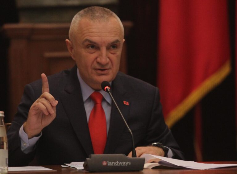 Me 2 mars populli ftohet para presidencës në Bulevardin kryesor. Frikësohet qeveria, alarmohet ministri brendshëm