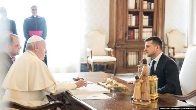 Presidenti ukrainas diskuton me Papa Françeskun për krizën në lindje
