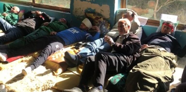 Punëtorët në Mallakastër në grevë urie: “Jemi duke vdekur”. Asnjë reagim nga qeveria