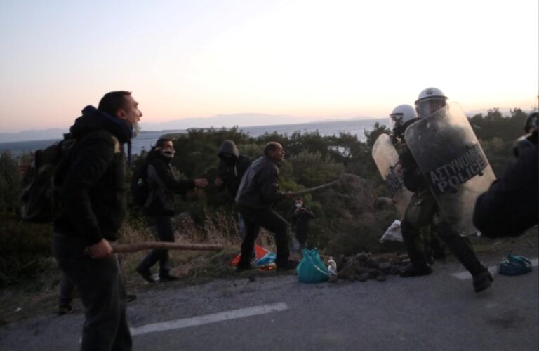 Jo kamp për refugjatët, përleshje mes banorëve dhe policisë (FOTO)