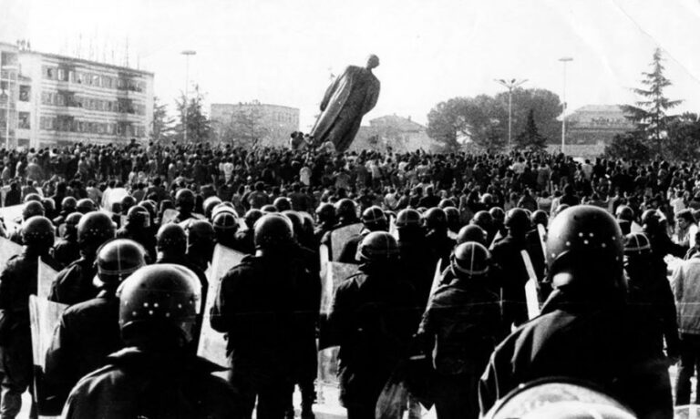 29 vite më parë në Tiranë rrëzohej busti i diktatorit (FOTO/VIDEO)