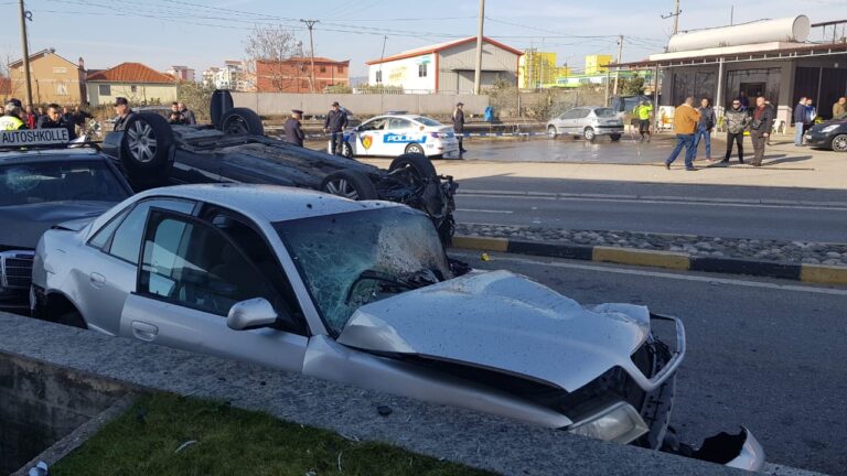 Detaje nga ngjarja në Elbasan, makina e autorit përmbyset me rrota në ajër
