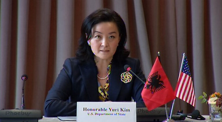 Ambasadorja Yuri Kim: Kjo është luftë, të qëndrojmë në shtëpi për të jetuar (VIDEO)