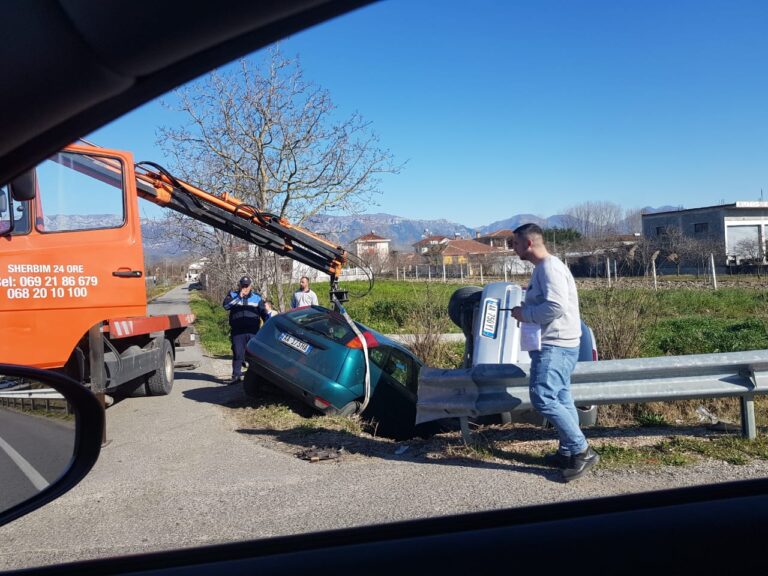 FOTO/ Aksident në Rinas, makinat përfundojnë në kanal