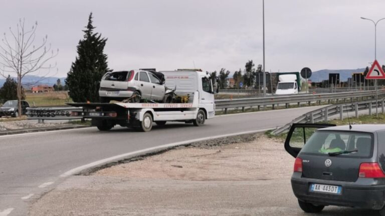 Aksident i frikshëm në Lushnjë, Policia e habitur si shpëtoi shoferi (VIDEO)