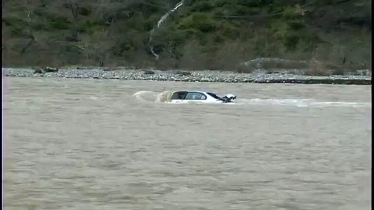 Makina del nga rruga dhe bie në lumin Shkumbin, humb jetën 35-vjeçari