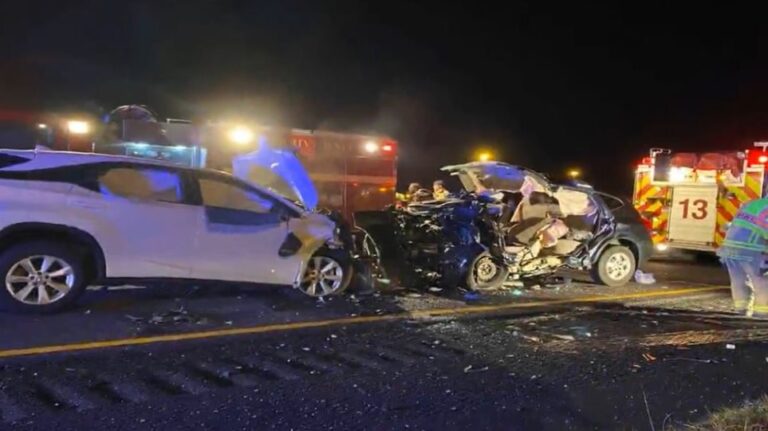 Makinat përplasen “kokë më kokë”, humbin jetën 6 persona (Foto)