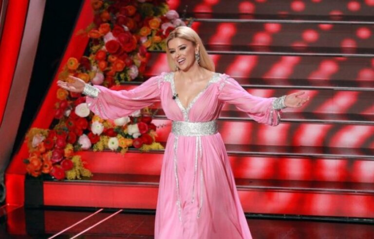Alketa Vejsiu në Sanremo, Tgcom24: Shpërthyese dhe e talentuar, moderatorja shqiptare që magjepsi Italinë