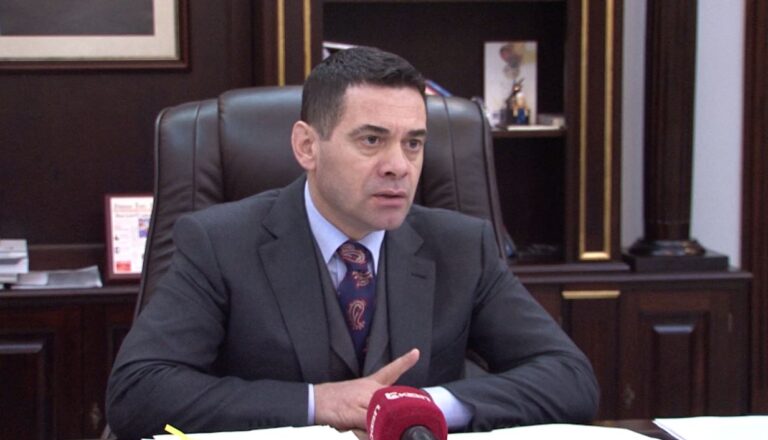 Dylgjeri: Memo për ministrin e koronavirusit, Arben Ahmetaj, jepi siç di ti me PPP