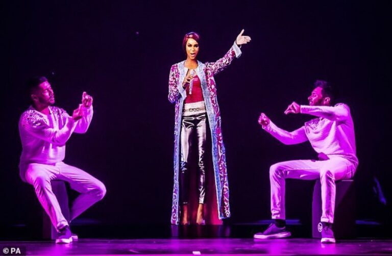 Whitney Houston në koncert edhe pse ka vdekur, hologrami mbush sallën