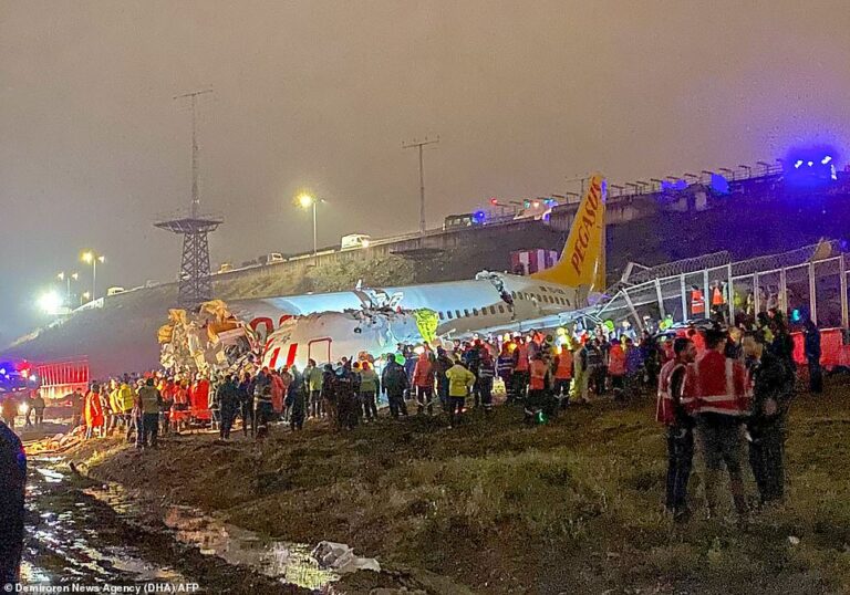 Pamjet dramatike! Momenti kur avioni rrëshqiti, u nda në tri pjesë dhe mori flakët (FOTO-VIDEO)