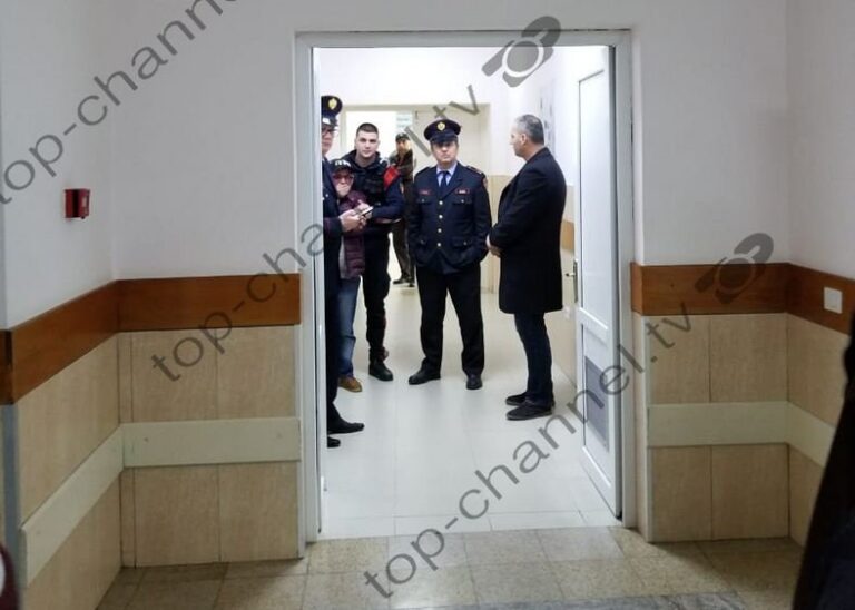 Ngjarja në Elbasan, polici dërgohet për mjekim tek Ushtaraku