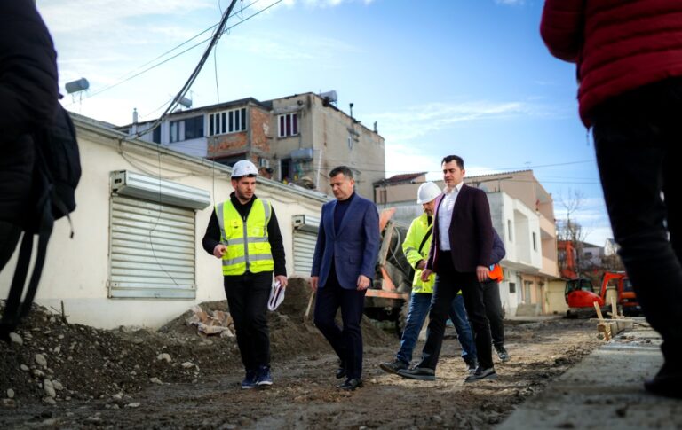 Balla inspekton rikualifikimin urban të bllokut të pallateve 108 në Elbasan: I vjen në ndihmë 1200 banorëve