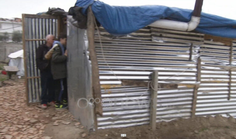 Familjes nga Ishmi ju shkatërrua shtëpia nga tërmeti, jetojnë në barakë llamarine