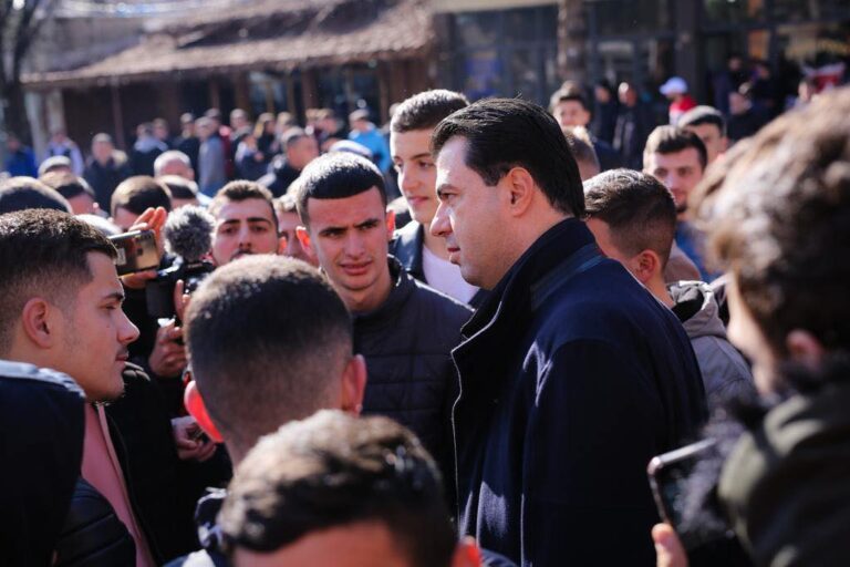“A do ti bashkohet Metës në tubimin e 2 Marsit?” Si u përgjigjet Basha gazetarëve