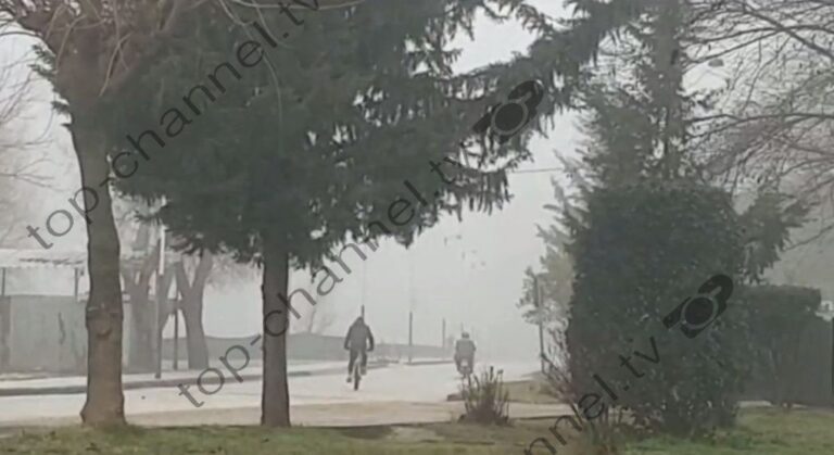 Qyteti i Beratit “pushtohet” nga mjegulla, vështirësi në qarkullimin e mjeteve