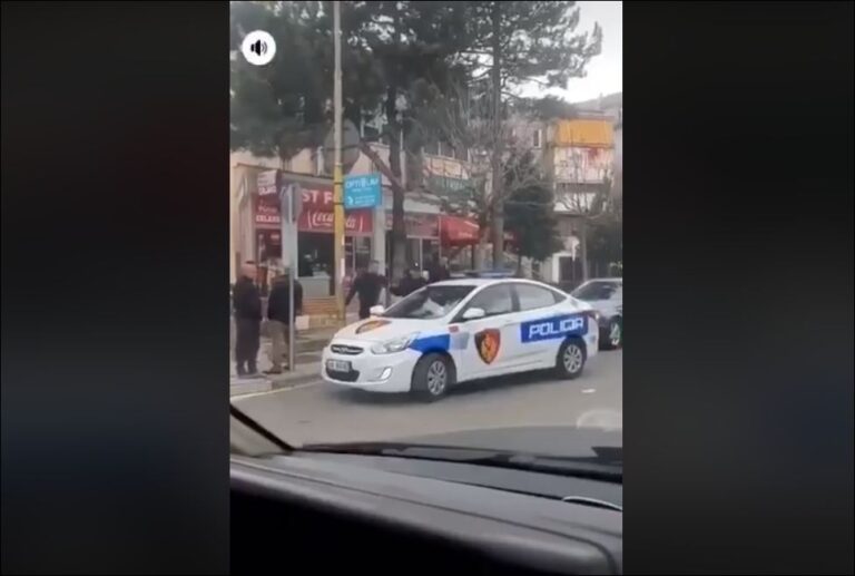 Berisha nxjerr videon / “Mik i ngushtë i Taulant Bego Yaris”, Policët dhunojnë me grushtë të riun në Librazhd