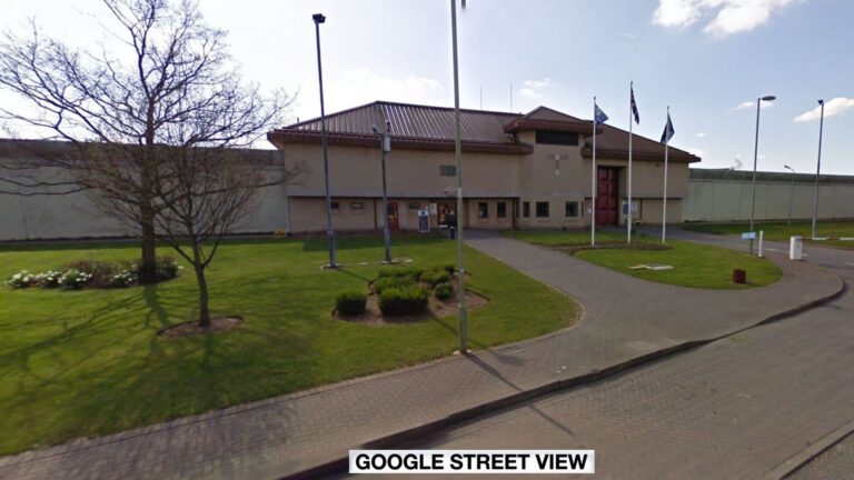 Alarmohen autoritetet britanike, dy të burgosur dyshohen me koronavirus