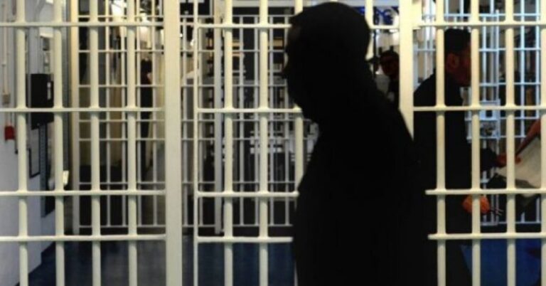 Një mjek 57-vjeçar akuzohet për abuzime seksuale ndaj 109 djemve