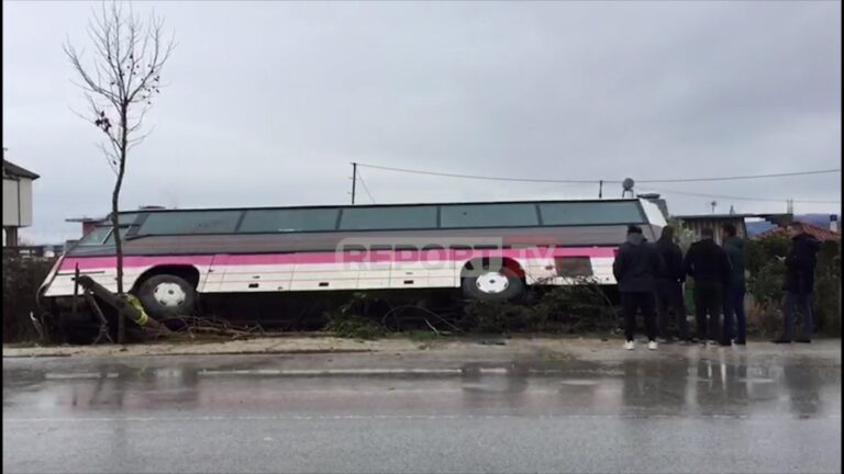 Humb kontrollin nga lagështia, përmbyset autobusi në Berat, dy të plagosur (VIDEO)