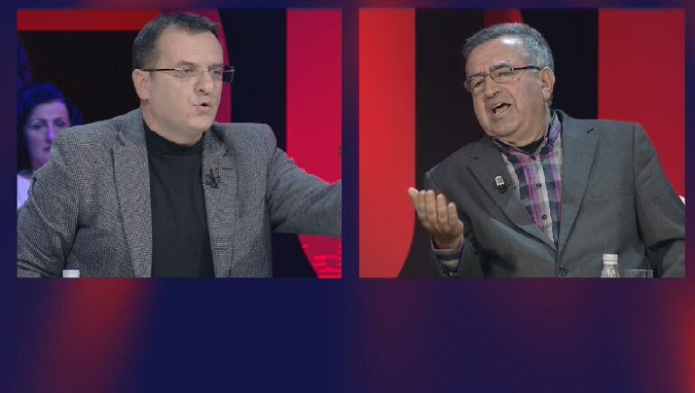 Debat i ashpër/ Çollaku: Je i vetmi shef shërbimesh që bën tallava në studio; Klosi: Propagandë