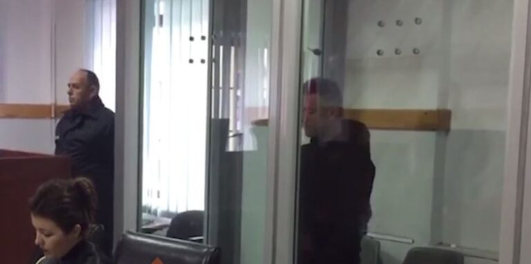 Vrau gruan në sy të fëmijëve, burri i çorientuar në Gjykatë: Vjehrri më tha… (VIDEO)
