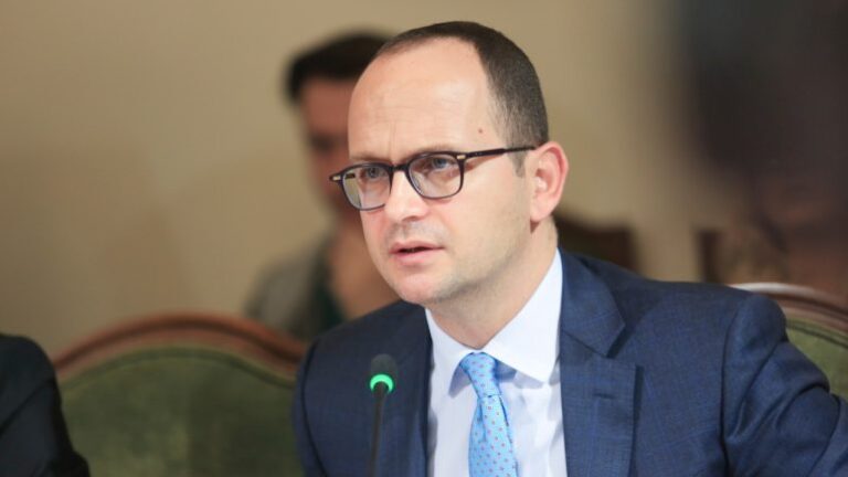 Ditmir Bushati: Qasja e re e Greqisë në ushtrimin e të drejtës së detit dhe precedentët e krijuar, të shërbejnë si mësim për ne
