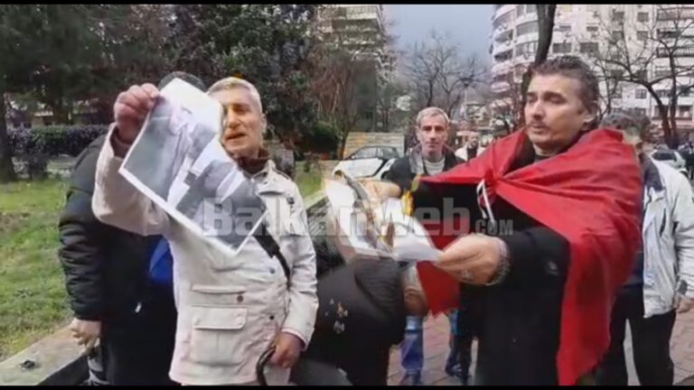 VIDEO/ Ish-të përndjekurit djegin fotot e Ramës e Ruçit në shenjë proteste. Mesazh për vdekjen e Nexhmije Hoxhës, paralajmërojnë grevë urie