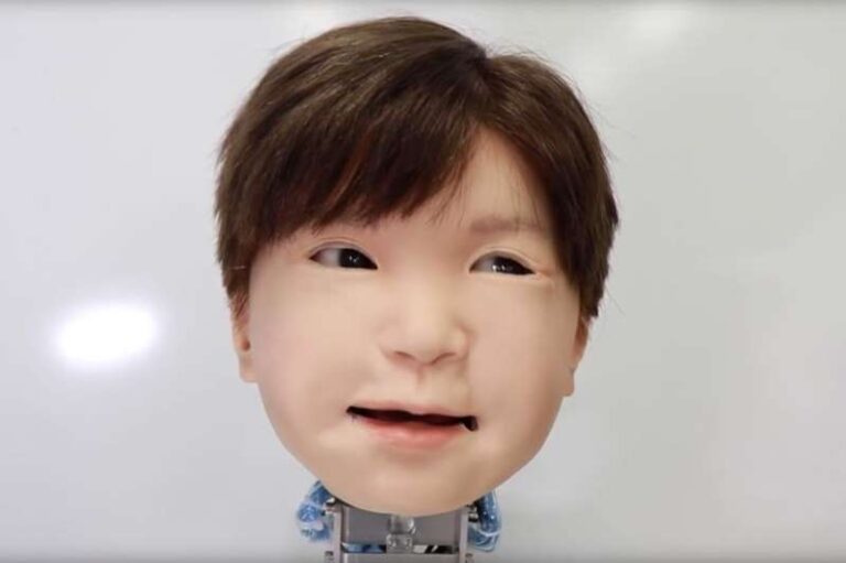 Shkencëtarët zhvillojnë një fëmijë robot që mund të “ndiejë” dhimbjen dhe të reagojë ndaj prekjeve njerëzore
