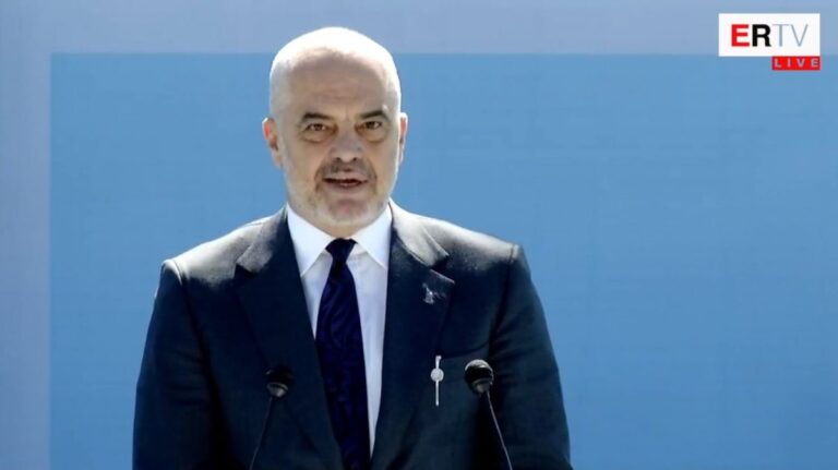 FOTO / E pabesueshme, kryeministri Edi Rama ka sozi?