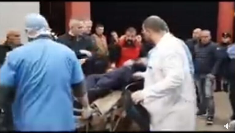 VIDEO/ Mbërrin te ‘Trauma’ efektivi i FNSH që u plagos nga Fatmir Kolecaj, policia: Po i nënshtrohet ndërhyrjes kirurgjikale!