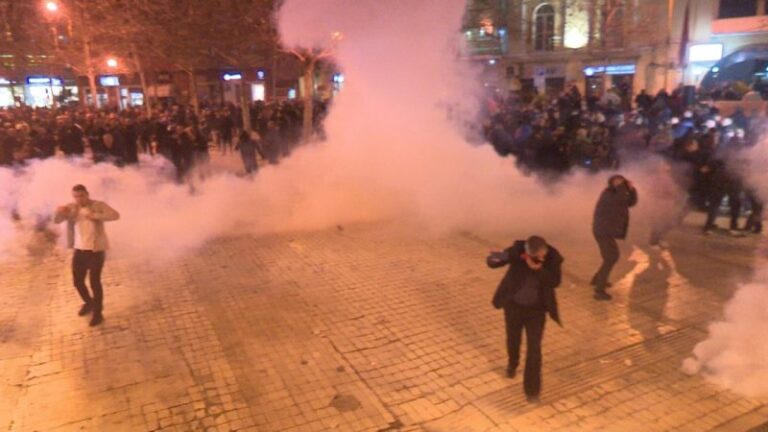Skandali, gazi helmues nga Kosova te protestat e opozitës në Tiranë