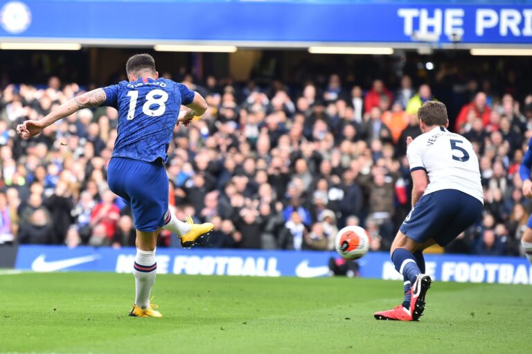 Chelsea në avantazh në 45 minutat e para ndaj Tottenham, i nderon Giroud (VIDEO)