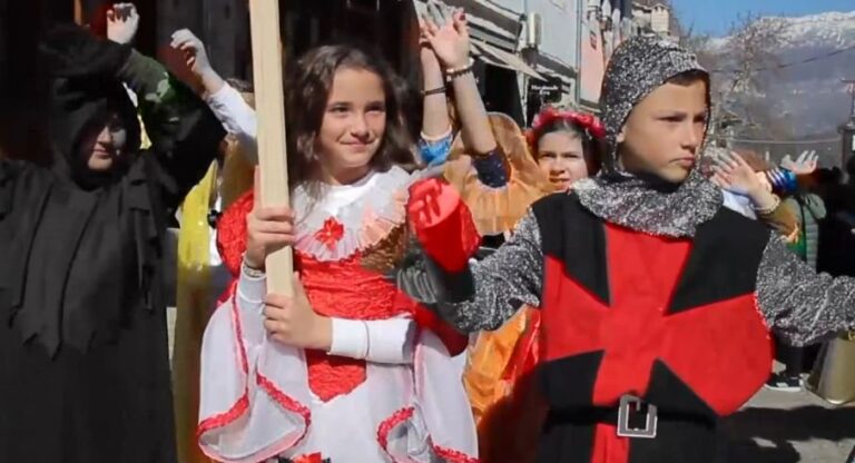Karnavale në prag pranvere, festë në Gjirokastër dhe Shkodër