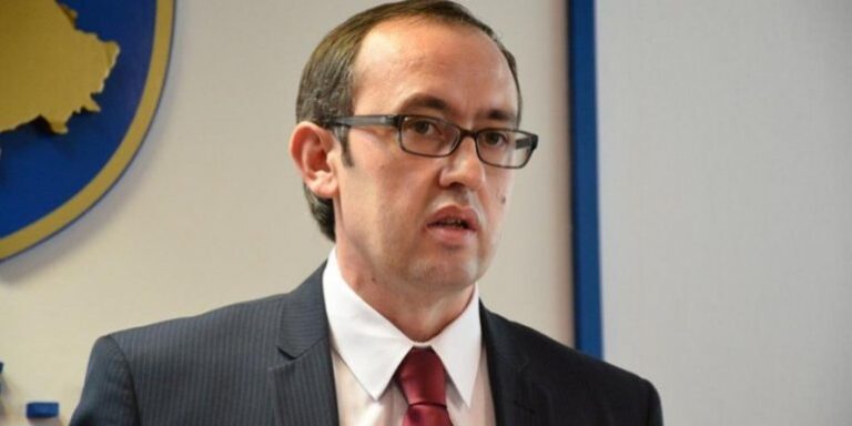 Qëllohet me vezë në mes të rrugës zëvendëskryeministri (Video)