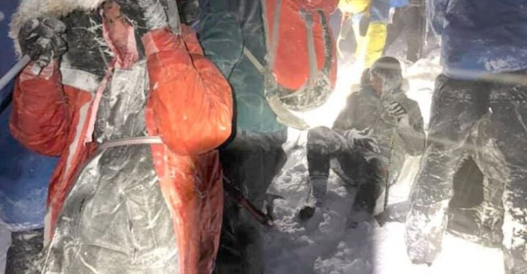 Me atlete në malin me borë, ekipi i emergjencave shpëton “katër idiotë” (FOTO)