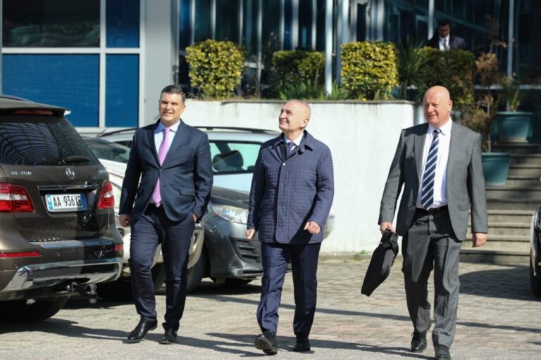 Tedi Blushi tallet me Gjonajn: Edhe falsifikatore edhe krenare! Ti qofsh moj çupë!