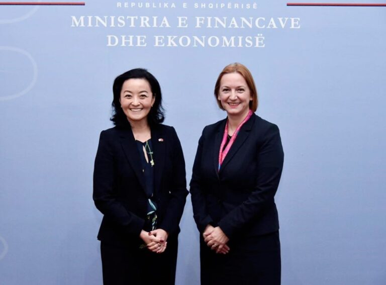 Ambasadorja Kim me ministren e Financave: Thelbësore, investimet e huaja dhe lufta kundër korrupsionit!