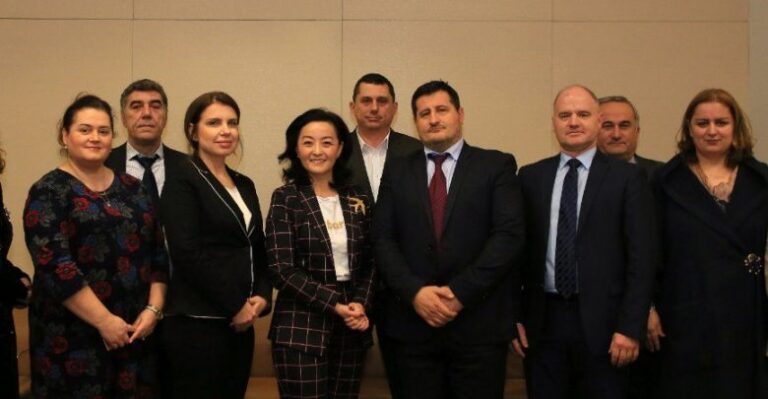 Ambasadorja Yuri Kim takon anëtarët e KLGJ: Të krijohen institucione të forta demokratike