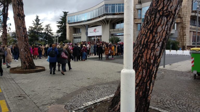 FOTO/ Pallati i Kongreseve “pushtohet” nga gratë socialiste, dhjetëra autobuzë bllokojnë sheshin “Nënë Tereza”