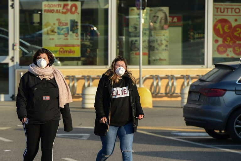 Gazetari: Mjekët në aeroport të pambrojtur, maska nuk ka as në farmaci