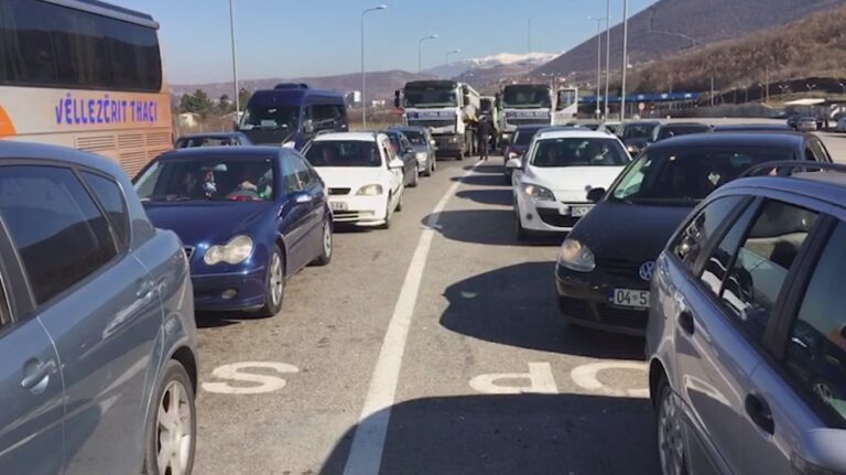 Kosovarët festojnë 12 vjetorin e pavarësisë në Shqipëri, kërkojnë heqjen e kufirit